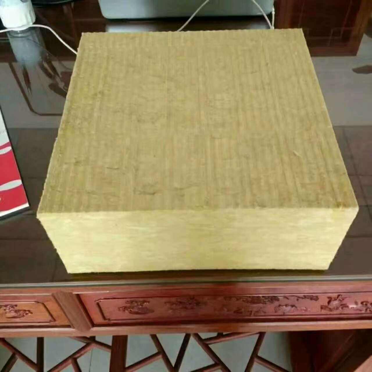 吸音巖棉板有優(yōu)異的隔音和吸聲功用